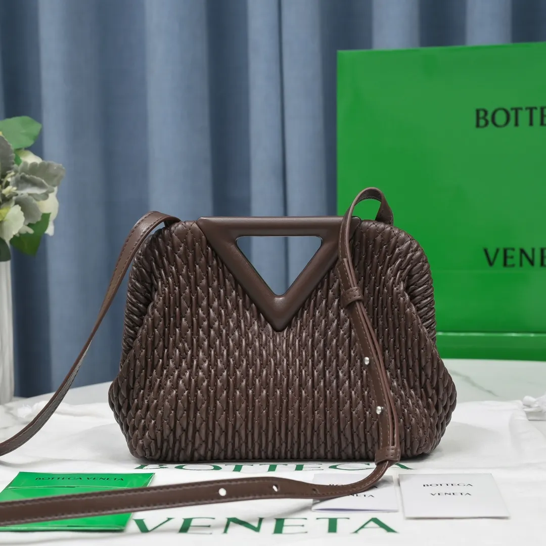 B's new POINT handbag, sheepskin and Losange quilted leather handbag, and the position of the triangular handle also hides a magnet opening and closing design, very retro, replacing the conventional zipper but still leaving enough privacy, with long shoulder straps across the diagonal It has a lazy feel and a full sense of high-end, which will win the hearts of girls~ New style for spring and summer, V-shaped handle design~ Simple and cool, the wind blows~ The size of this mini triangle bag: 24*16*8, model # "6908-1"
